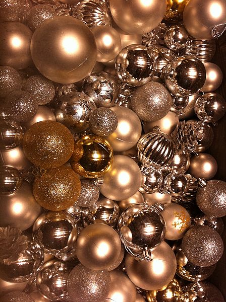 448px-HK_Central_IFC_Mall_Christmas_ornaments_decor_balls_Dec-2012